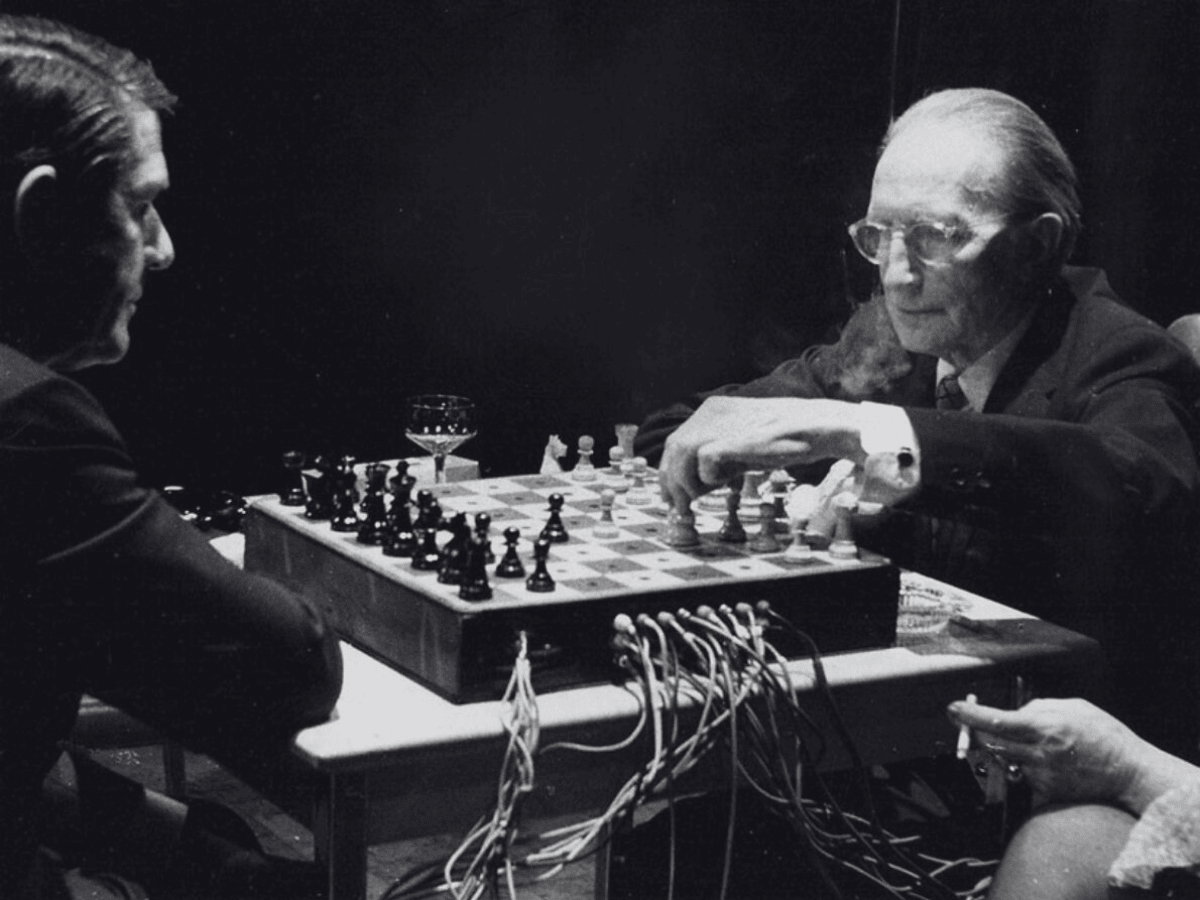 Image of John Cage and Marcel Duchamp in the middle of the musical chess match